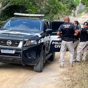 Policiais próximos à viatura