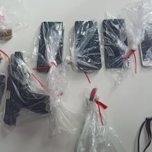 Celulares e pistola apreendidos