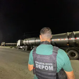 Policial próximo a um caminhão tanque