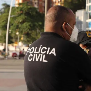 Policial civil em campo
