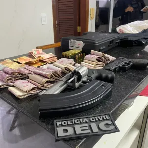 Armas e dinheiro apreendidos