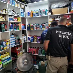 Policiais Civis vistoriando armazém de óleo automotivo