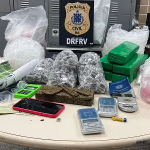 Drogas, celular, balança e outros materiais apreendidos