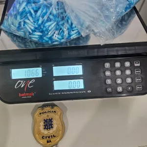 Drogas em uma balança na delegacia