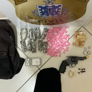 Drogas e arma apreendidas