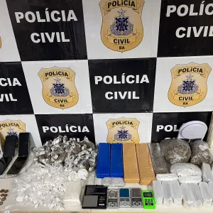 Drogas e outros materiais apreendidos em delegacia