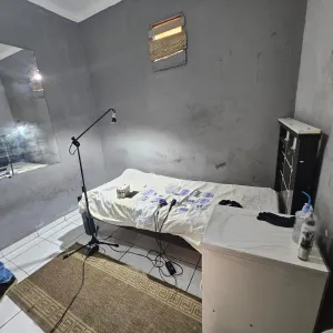 Estúdio de tatuagem clandestino