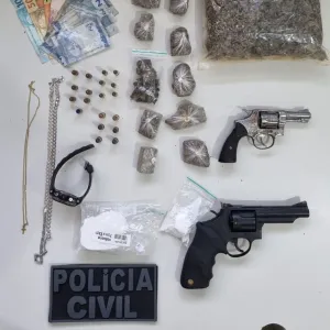 Drogas e armas apreendidas