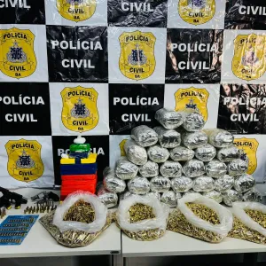 Drogas e armas apreendidas na operação