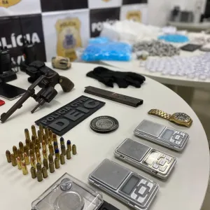 Revólver, munição, balança e drogas apreendidas