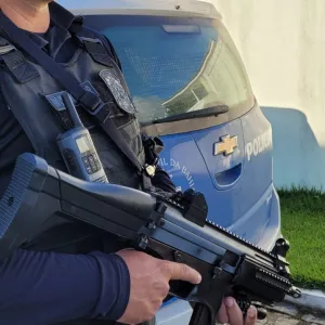 Policial portando um fuzil