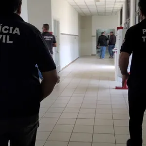 Policiais Civis e Policiais do DPT no consultório