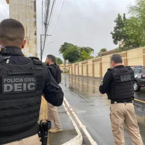Policiais do DEIC em campo