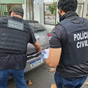 Policiais abrindo o porta-malas