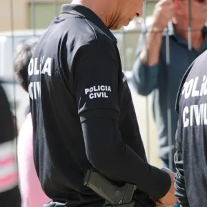 Policial civil em campo