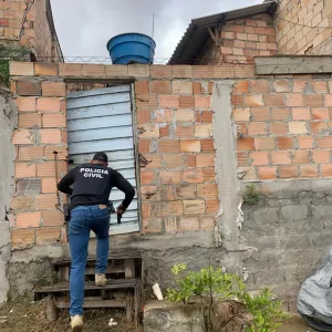 Policial civil entrando em casa