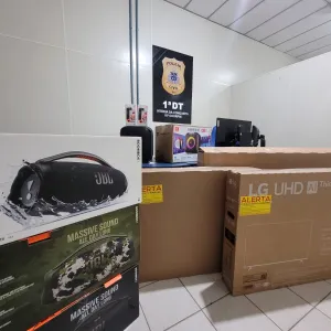 Televisores, caixas de som e outros produtos apreendidos na delegacia