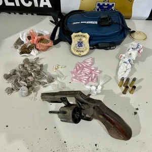 Revolver, drogas e munição apreendidos na delegacia