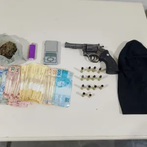 Armas, dinheiro e materiais apreendidos