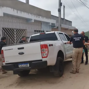 Policiais embarcando em viatura descaracterizada