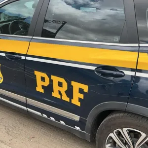 Viatura da PRF com a lataria arranhada