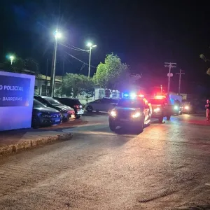 Viaturas com giroflex ligado próximo ao Complexo de Barreiras