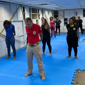 Servidores se exercitando durante a ação