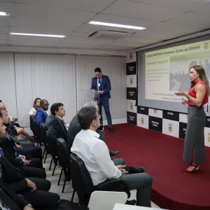 Delegados reunidos na reunião com a Delegada Geral Heloísa Brito