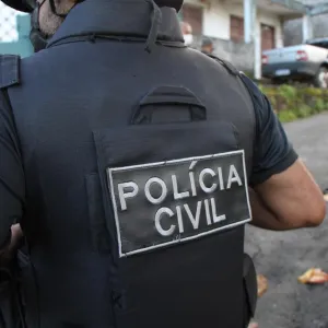 Policial de costas