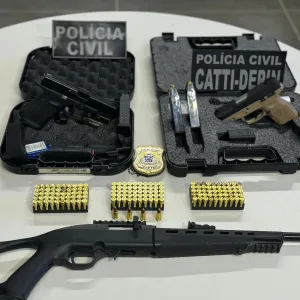 Pistolas e um rifle apreendidos