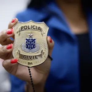 Policial exibindo o distintivo