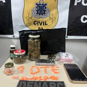 Drogas, celular e outros materiais apreendidos