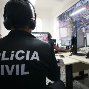 Policiais no setor de inteligência