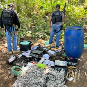 Drogas e outros materiais apreendidos