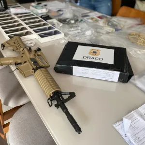 Fuzil, celulares e outros materiais apreendidos