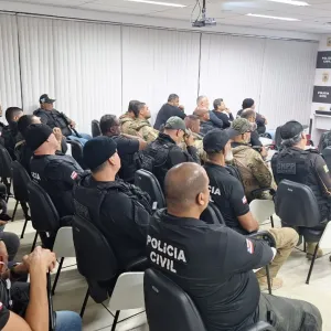 Policiais em briefing