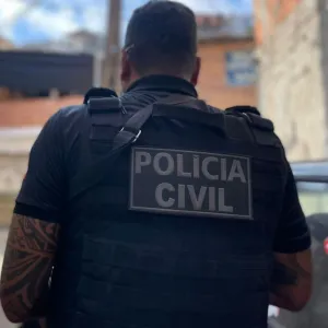 Policial de costas