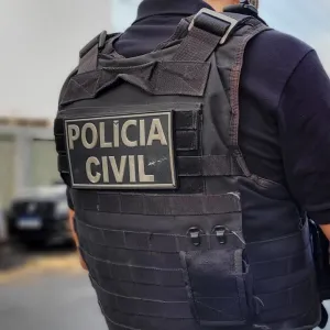 Policial de costas