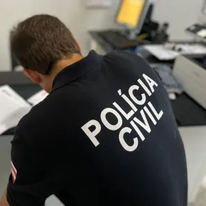 Policial em delegacia