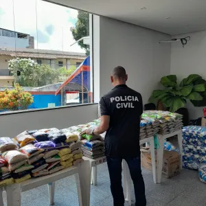Policial organizando alimentos arrecadados no caruru