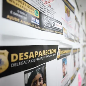 Mural com fotos de crianças desaparecidas