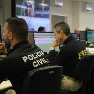 Na foto, policias em atividade 