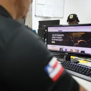 Na foto, servidor da PCBA trabalha em computador coorporativo 