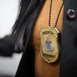 Policial com o distintivo 