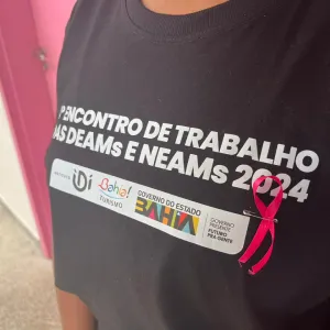 Na foto, pessoa usa camisa do evento