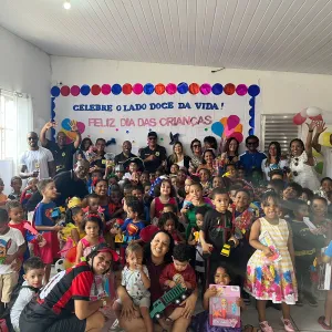 Na foto, crianças estão reunidas na comemoração 