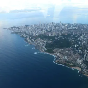 Vista do mar e cidade pelo helicóptero 