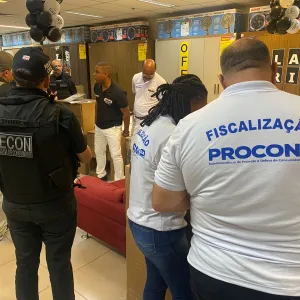 Policiais Civil da Decon e agentes de Procon