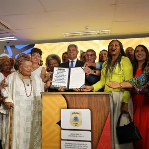 Governador com o projeto de lei da criação Decrin