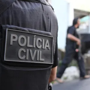 Policia civil em cumprimento de mandado